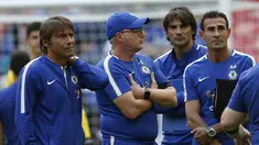 Pelatih Chelsea, Antonio Conte (kiri) terlihat lesu usai pertandingan melawan Arsenal di FA Community Shield di Stadion Wembley, London, Inggris (6/8). The Gunners mengangkat trofi usai menang 3-1 atas Chelsea dalam adu penalti. (AFP Photo/Ian Kington)