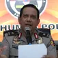 Karo Penmas Divisi Humas Polri Brigjen Rikwanto menggelar jumpa pers terkait kasus penyerangan Mapolda Sumut, di Mabes Polri, Jakarta, Jumat (30/6). Ada beberapa barang bukti yang ditunjukkan Polri dalam jumpa pers tersebut. (Liputan6.com/Herman Zakharia)