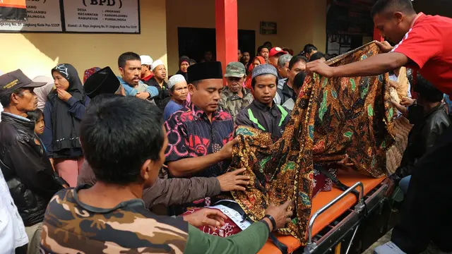 Pelepasan jenazah korban longsor Purbalingga. (Foto: Liputan6.com/Dinkominfo Purbalingga/Muhamad Ridlo)