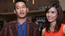 Perkenalannya ini menjadi makin akrab, karena saling memberi masukan di saat filmnya telah selesai. (Nurwahyunan/Bintang.com)