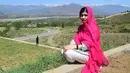 Aktivis Pakistan dan penerima Nobel Perdamaian Malala Yousafzai berpose saat berada di Kota Swat, Pakistan (31/3). Malala kembali ke kampung halamannya dengan kawalan yang ekstra ketat. (AFP Photo/Abdul Majeed)