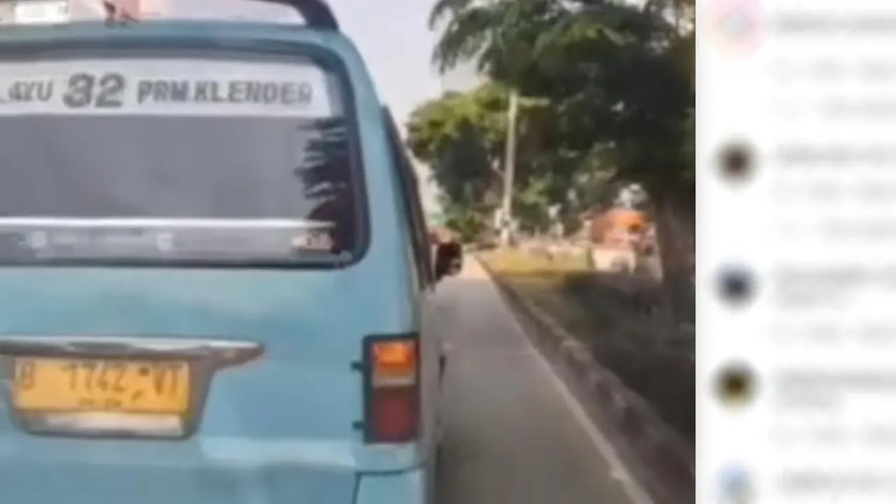 Aksi nekat supir angkot menghalangi jalan mobil ambulans di jalur khusus Transjakarta