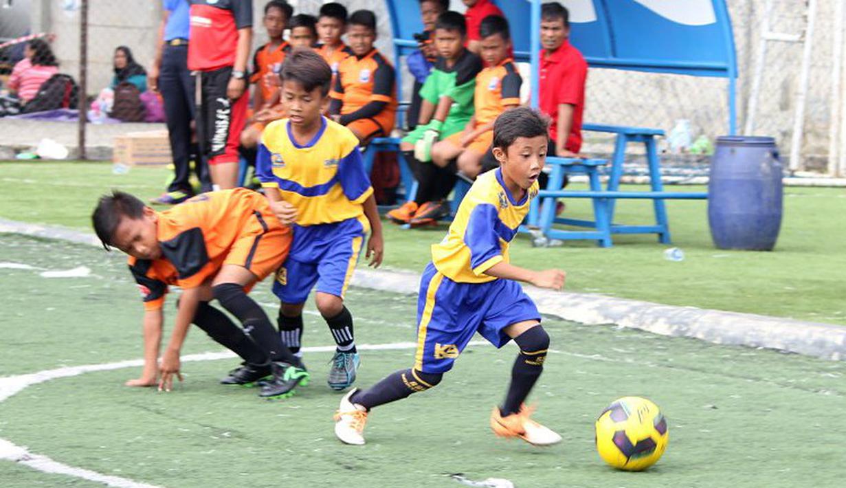 Aksi Pemain Belia di Ajang Liga Bola Indonesia 2016 Pekan ...