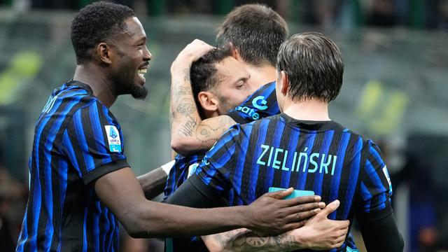 Pemain Inter Milan Hakan Calhanoglu (tengah) merayakan gol bersama rekan-rekan setimnya