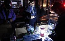 Listrik padam akibat 'Sandy', penjual senter marak di New York