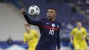 Penyerang Prancis, Kylian Mbappe mengontrol bola saat bertanding melawan Ukraina pada pertandingan kualifikasi Piala Dunia D di stadion Start de France, di Saint Denis, utara Paris, Kamis (25/3/2021). Prancis bermain imbang atas Ukraina 1-1. (AP Photo/Thibault Camus)