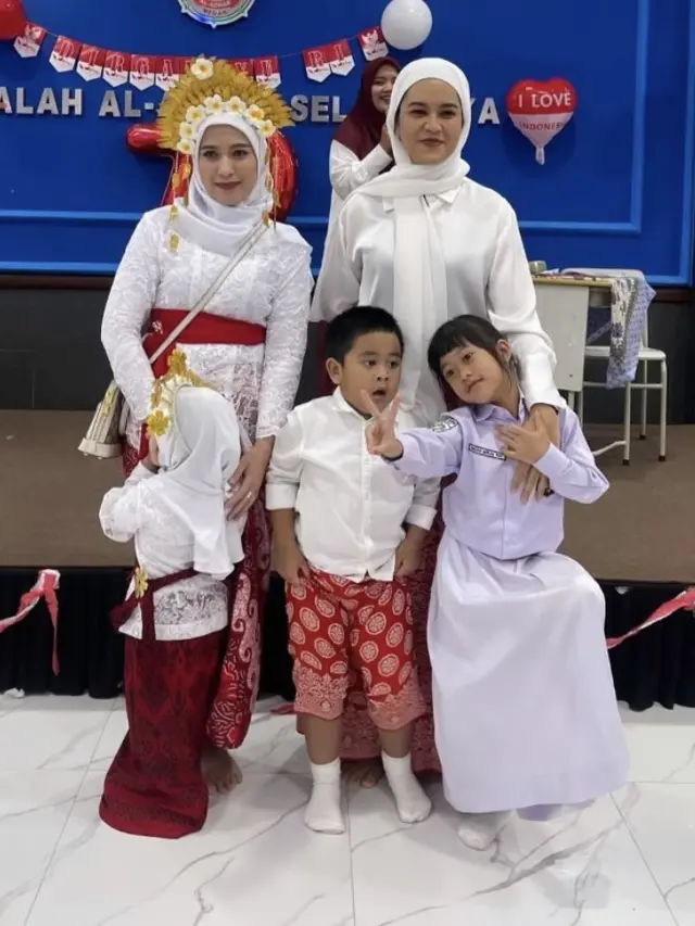 Tampilan Kahiyang Ayu saat Perayaan 17 Agustusan di Sekolah Anaknya. [@tkmodelalaazharmedan]