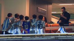 Meskipun begitu, ia tetap hadir untuk menyaksikan perjuangan timnya dari VIP Box Stadion Hard Rock, Miami Gardens. (AFP/Getty Images/Rich Storry)