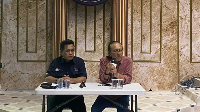 Dosen ATVI, Friska Artinus bersama Hans Utama selaku Kepala Unit Kemahasiswaan, Alumni, dan Kerja sama ATVI. Dok: ATVI