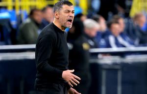 Pelatih AC Milan asal Portugal, Sergio Conceicao, bereaksi selama pertandingan semifinal&nbsp;Supercoppa Italiana antara Juventus dan AC Milan di Taman Al-Awwal di Riyadh, Sabtu dini hari WIB (4-1-2025). (Fayez NURELDINE/AFP)