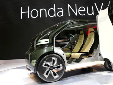 Sebuah mobil Honda NeuV diperkenalkan pada GAIKINDO Indonesia International Auto Show (GIIAS) 2018 di ICE BSD, Tangsel, Kamis (2/8). Mobil ini menggunakan sumber tenaga listrik dengan model desain yang modern. (Liputan6.com/Fery Pradolo)