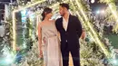 Momen saling menatap mesra. Syahnaz terlihat menawan dengan organza dress, begitupun Jeje dengan setelan jas.