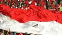 Suporter Indonesia mengibarkan bendera raksasa sebagai bentuk dukungan buat tim nasional sepakbola pada even Piala Asia 2007 di SUGBK, Jakarta, AFP PHOTO/Jewel SAMAD