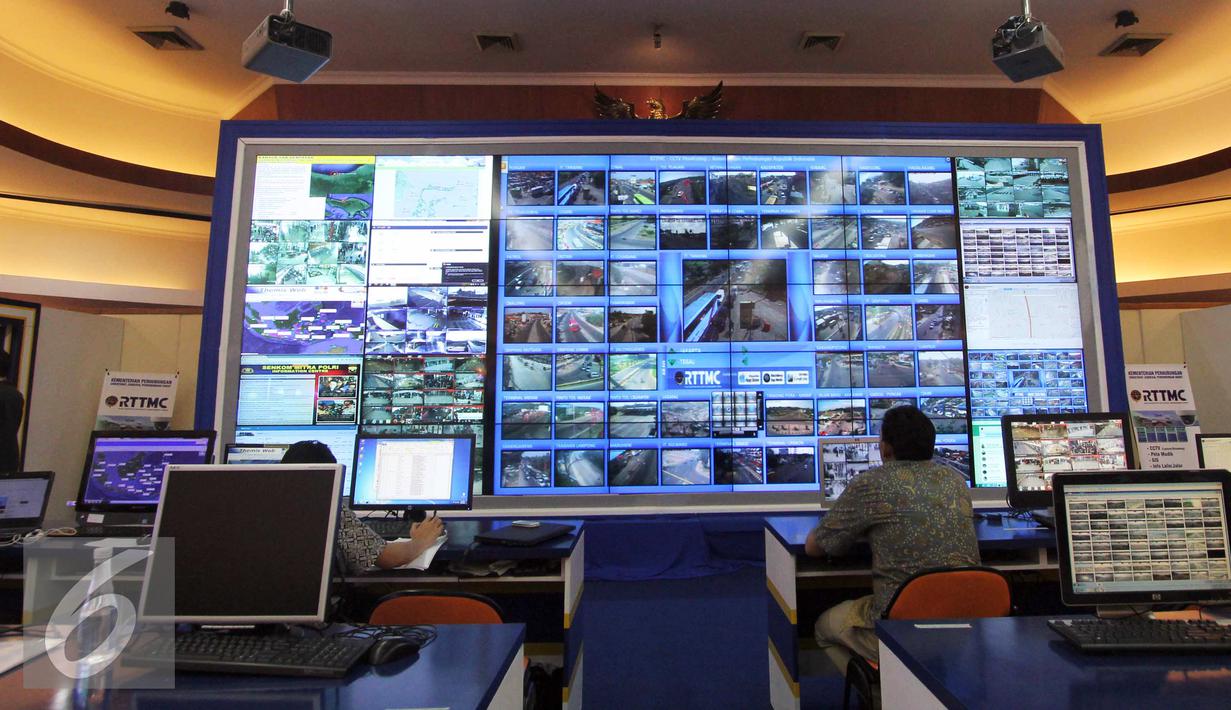 Aktivitas Pusat Koordinasi Monitoring Angkutan Lebaran 2015 di Kemenhub, Jakarta, Kamis (16/7/2015). Ruang kontrol ini mengamati jalan utama, bandara, stasiun kereta api dan pelabuhan laut yang digunakan para pemudik. (Liputan6.com/Helmi Afandi)
