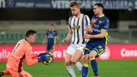 Bek Juventus, Matthijs de Ligt, berusaha menjaga pemain Hellas Verona, Kevin Lasagna, pada laga Liga Italia di Stadion Marc'Antonio Bentegodi, Minggu (28/2/2021). Kedua tim bermain imbang 1-1. (Paola Garbuio/LaPresse via AP)