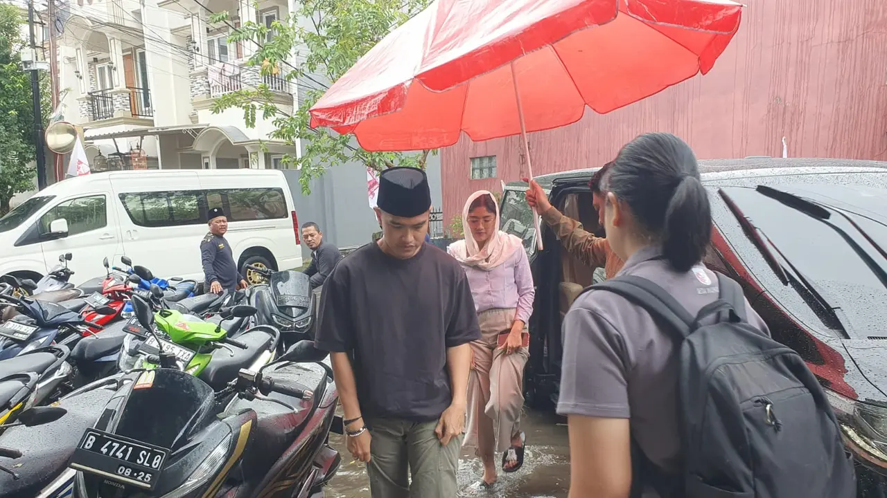 Kaesang Pangarep Becek-becekan Saat Silaturahmi ke PCNU Kota Depok