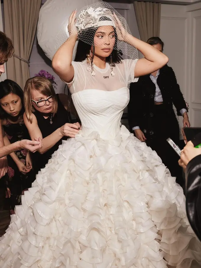 Penampilan Kylie Jenner di Met Gala 2022, hadirkan bridal look untuk menghormati mendiang Virgil Abloh