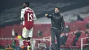 Pelatih Arsenal, Mikel Arteta (kanan) menginstruksikan pemainnya saat bertanding melawan Molde pada pertandingan grup B Liga Europa di Emirates Stadium di London (5/11/2020). Arsenal menang telak atas Molde 4-1. (AFP/Glyn Kirk)
