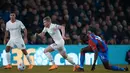 Gelandang Manchester City, Kevin De Bruyne membawa bola usah melewati pemain Crystal Palace, Jean-Philippe Mateta dalam pertandingan lanjutan Liga Inggris di Selhurst Park, London, Selasa (15/3/2022). Manchester City bermain imbang atas Crystal Palace 0-0. (AP Photo/Matt Dunham)