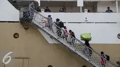  Calon penumpang membawa barang bawaanya di Pelabuhan Penumpang Tanjung Priok, Jakarta, Kamis (30/6). Suasana arus mudik H-6 lebaran di Pelabuhan Tanjung Priok mengalami penurunan ditahun 2016 dibandingkan tahun 2015 lalu. (Liputan6.com/Faizal Fanani)