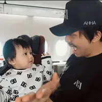 Ameena dan Atta Halilintar di perjalan menuju Bali bersama karyawannya. (Foto: YouTube/Atta Halilintar)