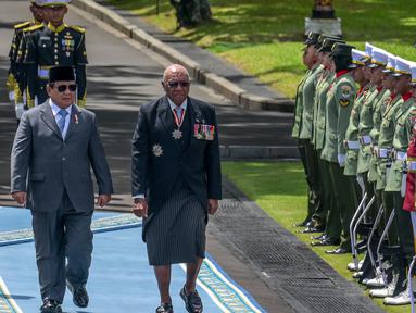 Presiden Republik Indonesia Prabowo Subianto (kiri) bersama Perdana Menteri Republik Fiji Fiji Sitiveni Rabuka memeriksa barisan pasukan jajar kehormatan saat upacara penyambutan di halaman Istana Kepresidenan di Jakarta pada Kamis 24 April 2025. (BAY ISMOYO/AFP)