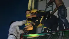 Seorang bocah diselamatkan dari kompleks kondominium selama kebakaran di Kota Ho Chi Minh, Vietnam, (23/3). Kebakaran tersebut menewaskan belasan orang karena kehabisan nafas atau melompat dari lantai tinggi. (VnExpress via AP)