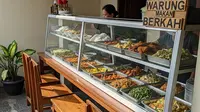 Desain Warung Prasmanan di Teras Rumah dengan Etalase Kaca Panjang (Gemini AI)
