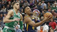 Guard Utah Jazz Donovan Mitchell (kanan) melewati forward Boston Celtics Jayson Tatum pada laga NBA di Vivint Smart Home Arena, Rabu (28/3/2018) atau Kamis (29/3/2018) WIB. (AP Photo/Rick Bowmer)