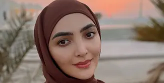 Seperti inilah penampilan Ashanty ketika mengenakan hijab saat umrah. Penampilan cantik Ashanty, ternyata menarik perhatian publik. [Foto: instagram.com/ashanty_ash]