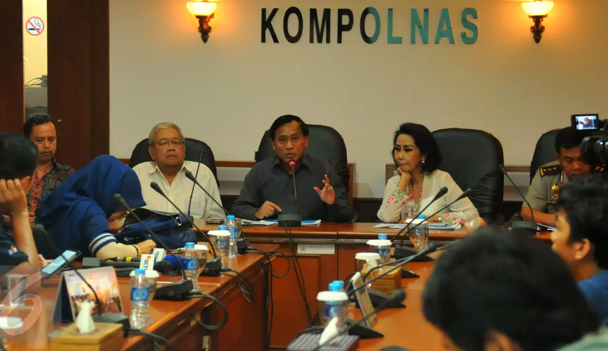 Panitia Seleksi Komisioner Kompolnas mengumumkan perpanjangan pendaftaran calon anggota Kompolnas di Jakarta, Senin (15/2). Masa penerimaan calon komisioner lembaga pengawas kepolisian itu diperpanjang hingga 29 Februari 2016. (Liputan6.com/Faisal R Syam)