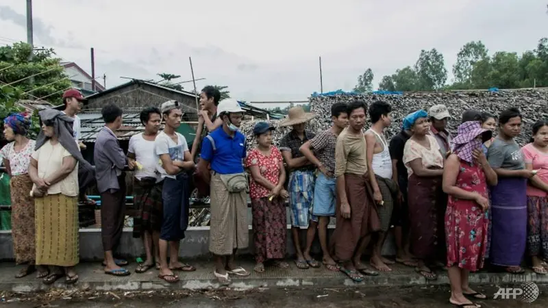 Warga Myanmar mengantre bantuan makanan.