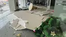 Pohon Natal dan puing-puing lainnya tergeletak di dalam gedung setelah gempa kuat mengguncang Digos, provinsi Davao del Sur, Filipina selatan (15/12/2019). Gempa tersebut berkekuatan Magnitudo 6,9. (Philippine Red Cross via AP)