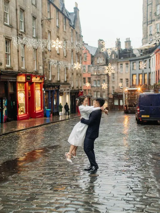 Netizen menyebut prewedding Gritte dan Arif ini memiliki vibes bak drama Korea. Momen kemesraan keduanya dengan dibawah rintik hujan dengan sinar lampu yang membuat semakin romantis. [Instagram/gritteagathaa]