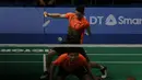 Ganda putra Indonesia, Fajar Rian / Muhammad Rian, mengembalikan kok saat melawan Aaron Chia / Soh Wooi Yik pada final beregu SEA Games 2019 di Multinlupa Sport Center, Rabu (4/12). Fajar / Rian kalah 17-21 dan 13-21. (Bola.com/M Iqbal Ichsan)