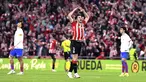 Pemain Athletic Bilbao, Dani Vivian, merayakan kemenangan atas Barcelona pada laga perempat final Copa del Rey di Stadion San Mames, Kamis (25/01/2024). Athletic Bilbao sukses menumbangkan Barcelona dengan skor 4-2 lewat babak extra time. (AP Photo/Alvaro Barrientos)
