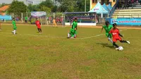Peserta Kejuaraan sepak bola U-12 di Bekasi dari SSB sedang beraksi di lapangan (istimewa)