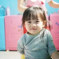 Ilustrasi balita menahan BAB | Unsplash - dx www