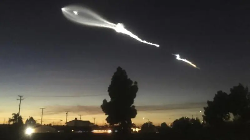 Roket Falcon 9 diluncurkan dari Pangkalan Udara Vandenberg, California pada Jumat malam 22 Desember 2017. Dikira UFO