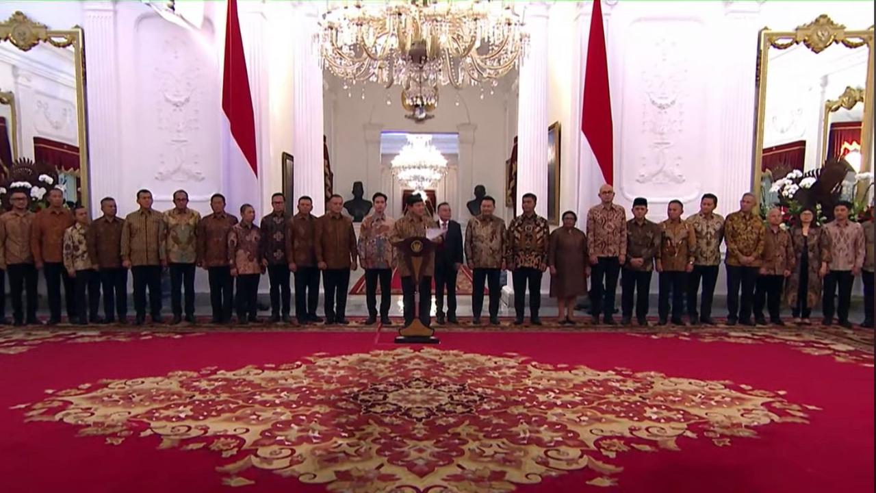 Presiden Prabowo Subianto mengumumkan nama-nama wakil menteri Kabinet Merah Putih di Istana Merdeka Jakarta pada Minggu malam (20/10/2024). (Liputan6.com/Muhammad Radityo Priyasmoro)