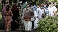 Sejumlah warga saat ziarah kubur di Tempat Pemakaman Umum (TPU) Karet Bivak, Jakarta, Senin (2/5/2022). Menyambut Hari Raya Idul Fitri 1443 H, umat Islam melakukan ziarah kubur mendoakan sanak keluarga dan kerabat yang sudah wafat. (Liputan6.com/Johan Tallo)