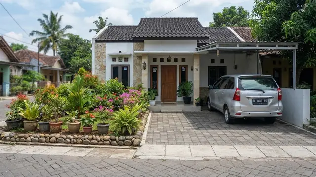 Desain rumah sederhana dengan taman tapi tetap punya area parkir model taman di sisi carport