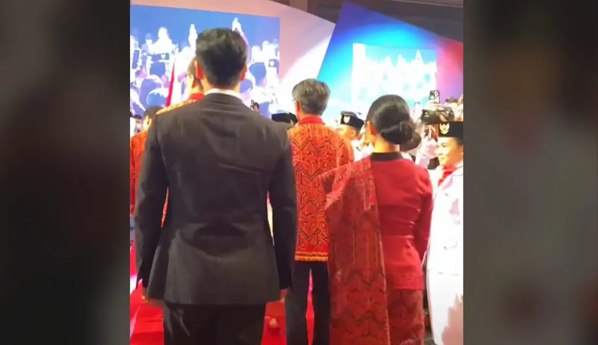 Choi Siwon dan Dita Karang berjalan bersama di barisan paling belakang. Tak sedikit warganet yang menilai keduanya tampak serasi di momen ini. (Foto: TikTok/ hillosmilee)
