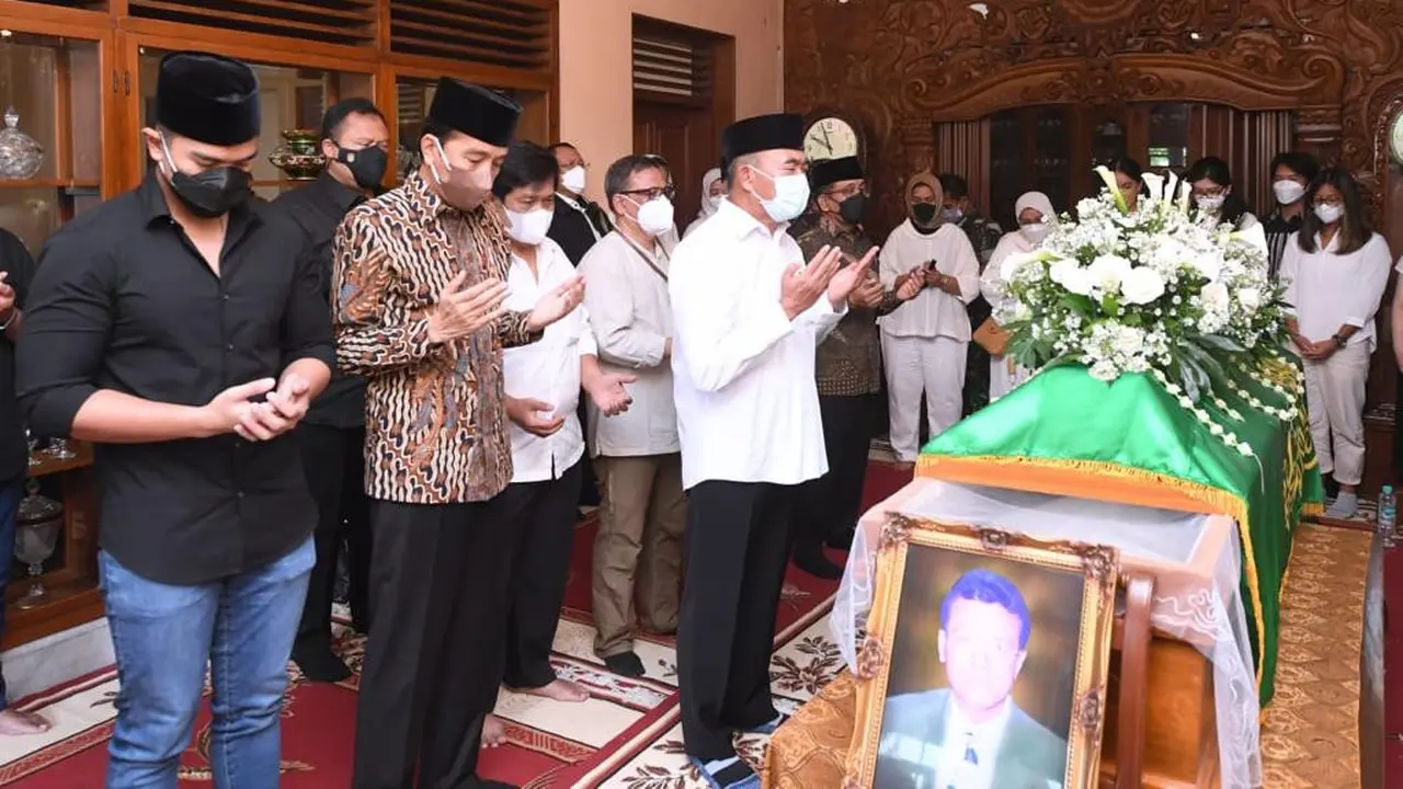 Presiden Joko Widodo (Jokowi) bertakziah ke rumah duka almarhum Miyono Suryosardjono, di Kota Surakarta, pada Senin, 28 Februari 2022.