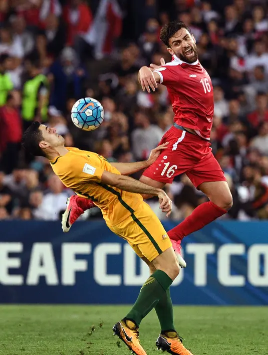 Pemain Australia, Tomas Rogic (kiri) mengontrol bola dari kejaran pemain Suriah, Hamid Mido pada laga kualifikasi Piala Dunia 2018 di Sydney (10/10/2017). Australia menang 2-1  pada leg kedua tersebut. (AFP/William West)