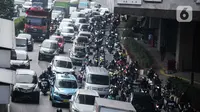 Sejumlah kendaraan terjebak kemacetan di Jalan Gatot Subroto, Jakarta, Rabu (31/8/2022). Kepala Dinas Perhubungan (Kadishub) DKI Jakarta Syafrin Liputo mengatakan pihaknya bakal melakukan uji coba pengaturan jam kantor sebagai upaya menekan kemacetan di Ibu Kota. Keputusan itu diambil setelah dilakukan forum group discussion (FGD) dengan sejumlah pihak terkait. (Liputan6.com/Faizal Fanani)