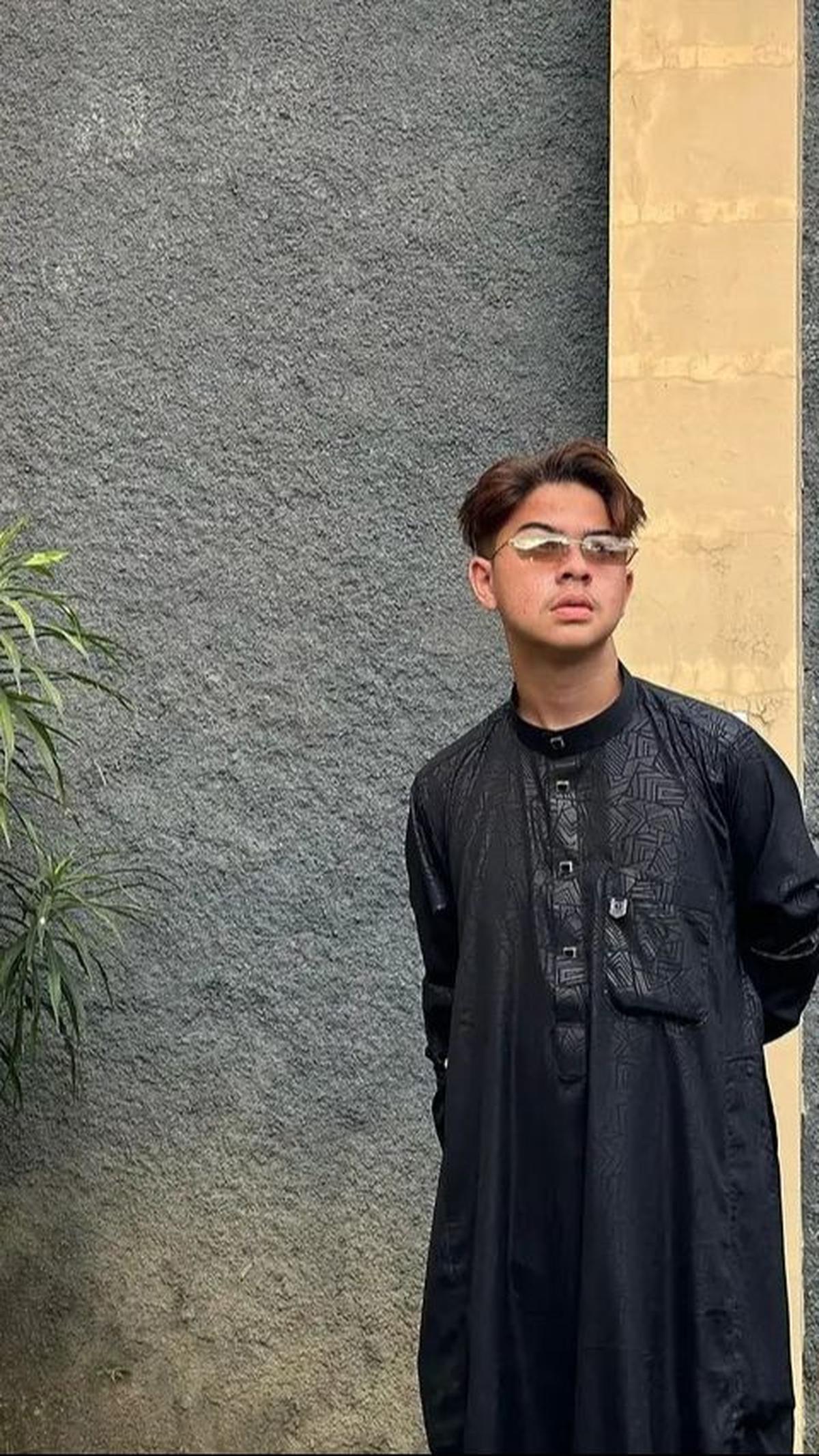 Gaya berpakaiannya yang mengenakan gamis pria dan terlihat seperti juragan kambing menunjukkan sisi lain dari kehidupannya yang menarik untuk diikuti.