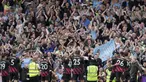 Sejumlah pemain dan penggemar Manchester City merayakan kemenangan 2-1 atas Fulham dalam pertandingan pekan ke-34 Premier League 2022/2023 yang berlangsung di Craven Cottage, Minggu (30/4/2023). Kemenangan tim asuhan Pep Guardiola tersebut berhasil menggeser posisi Arsenal dari puncak klasemen sementara Liga Inggris 2022/2023. (AP Photo/Kin Cheung)