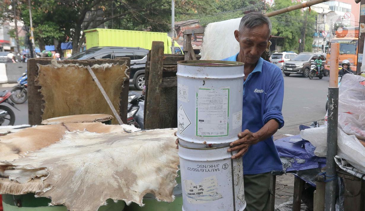 Harga jual bedug disesuaikan dengan ukuran. (Liputan6.com/Herman Zakharia)