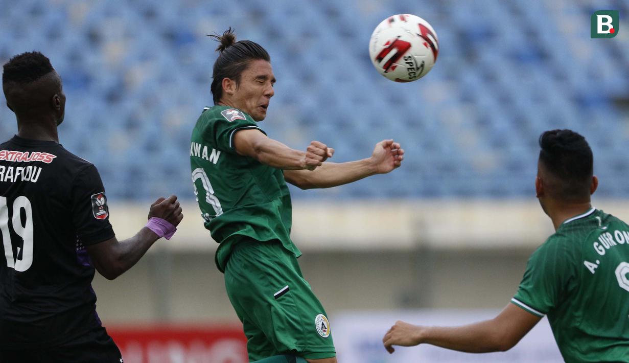 Gelandang PS Sleman, Kim Jeffrey Kurniawan (tengah) menghalau bola dengan sundulan saat menghadapi Persik Kediri dalam laga matchday ke-3 Grup C Piala Menpora 2021 di Stadion Si Jalak Harupat, Bandung, Kamis (1/4/2021). PS Sleman menang 1-0 atas Persik. (Bola.com/Ikhwan Yanuar)